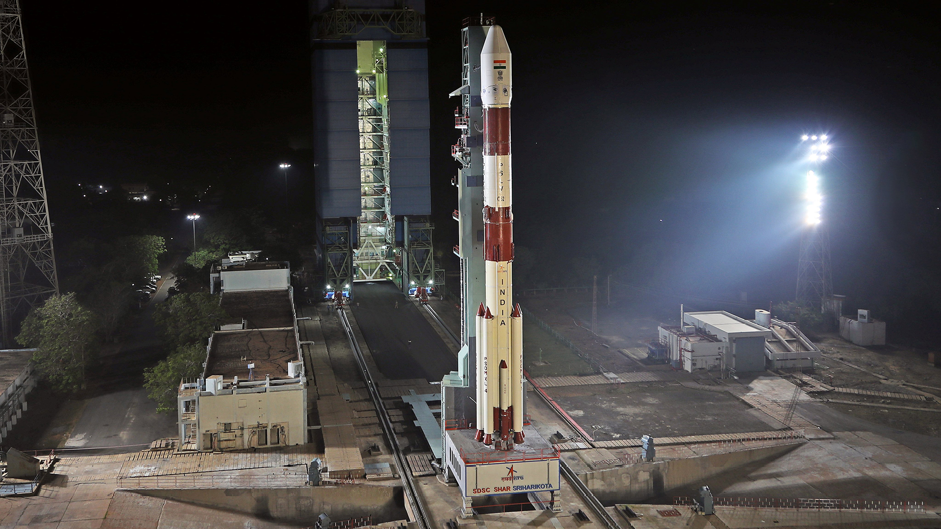 Il PSLV-XL con a bordo il satellite EOS-04 sulla rampa di lancio