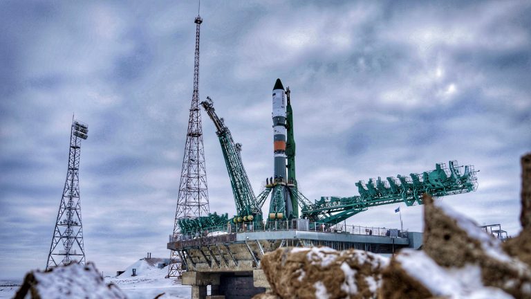 Il Soyuz 2.1a con la Progress MS-19 sulla rampa di lancio