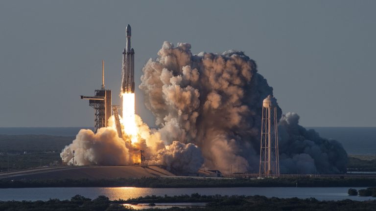 Falcon Heavy al decollo dal Kennedy Space Center