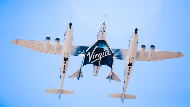 La White Knight Two VMS Eve e la SpaceShipTwo VSS Unity in volo