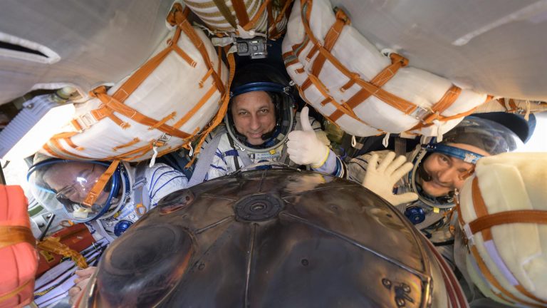 L'equipaggio della Soyuz MS-19 al ritorno