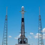 Falcon 9 sulla rampa di lancio con a bordo la missione Starlink Group 4-16