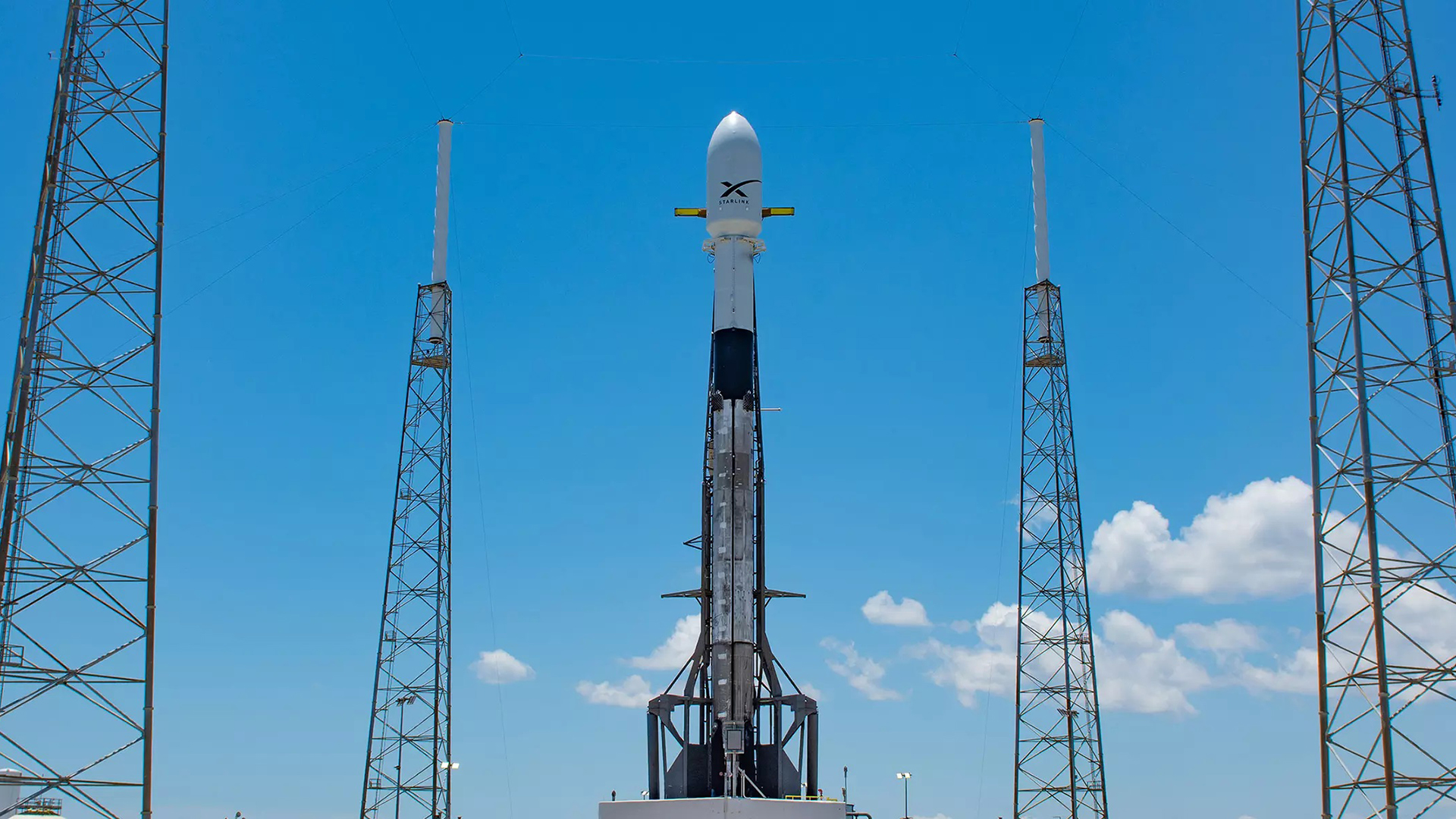 Falcon 9 sulla rampa di lancio con a bordo la missione Starlink Group 4-16