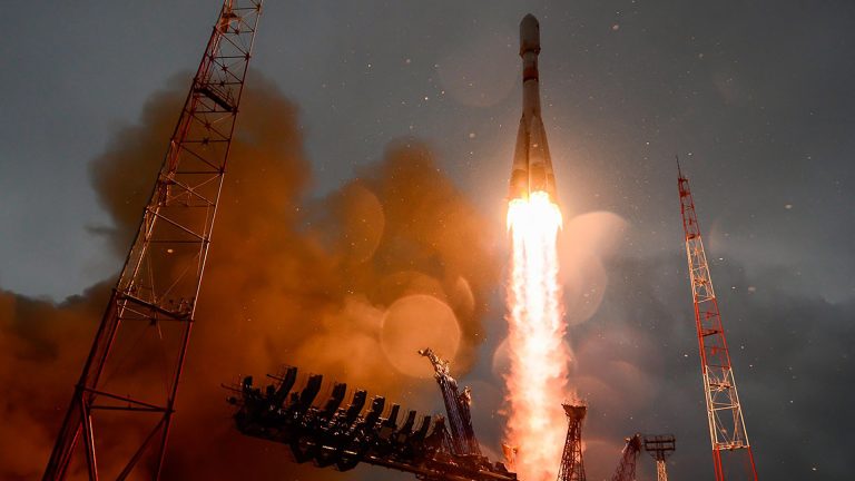 Decollo di un Soyuz 2.1a con a bordo il satellite Neitron