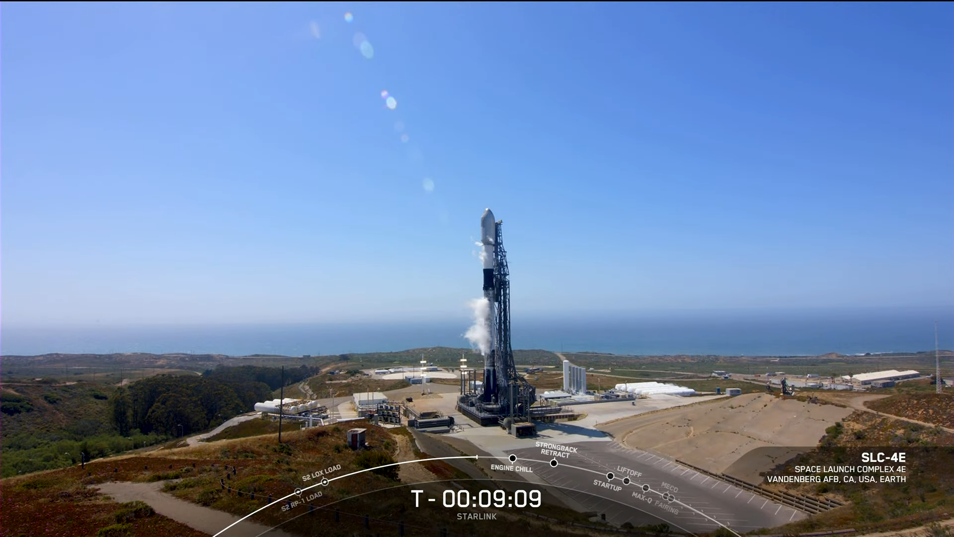 Un Falcon9 sulla rampa di lancio in attesa di partire per la missione Starlink Group 4-13
