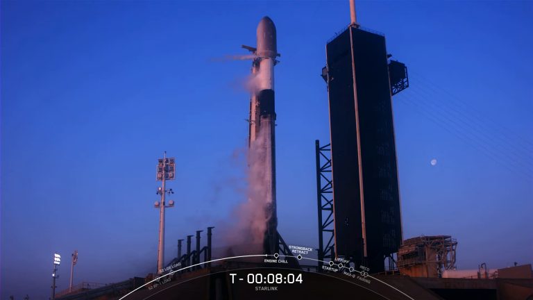 Falcon 9 sulla rampa di lancio con a bordo la missione Starlink Group 4-18