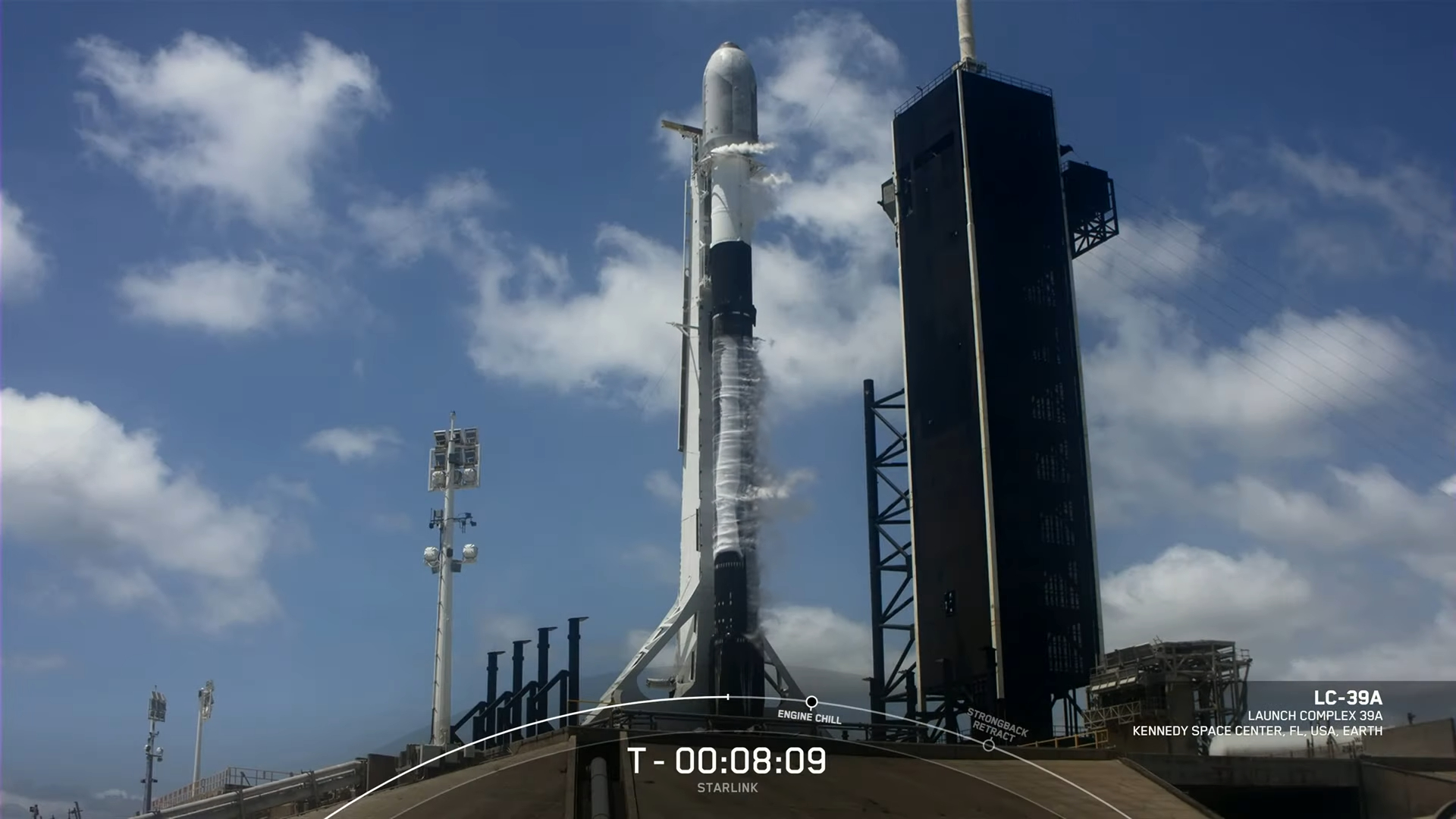 Un Falcon9 sulla rampa di lancio in attesa di partire per la missione Starlink Group 4-19