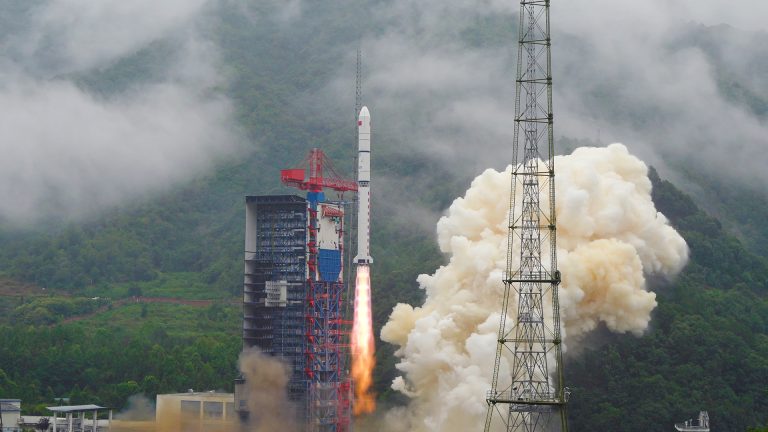 Un Long March 2D al decollo con a bordo 3 satelliti Yaogan 35