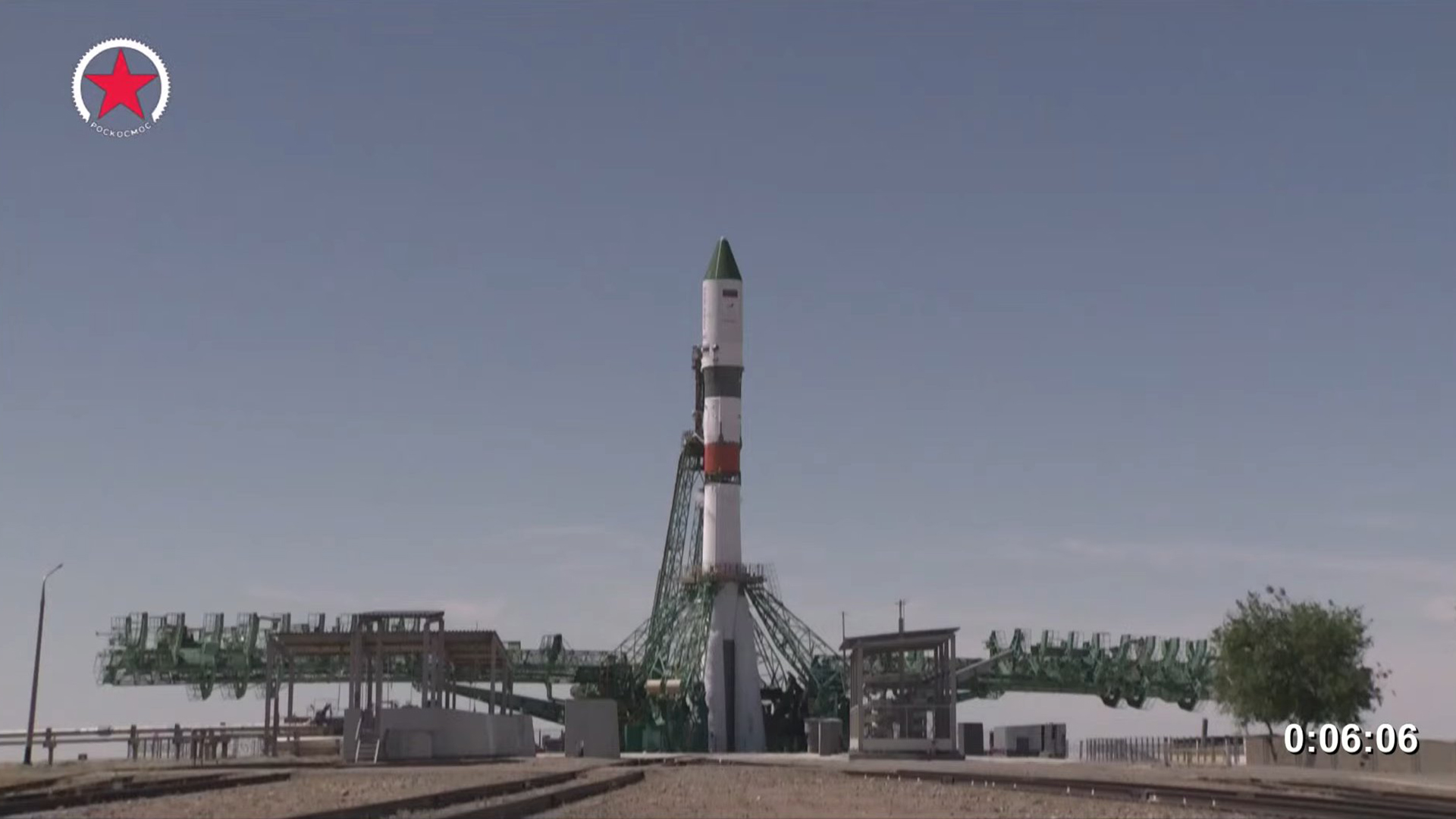 Il Soyuz 2.1a con la Progress MS-20 sulla rampa di lancio