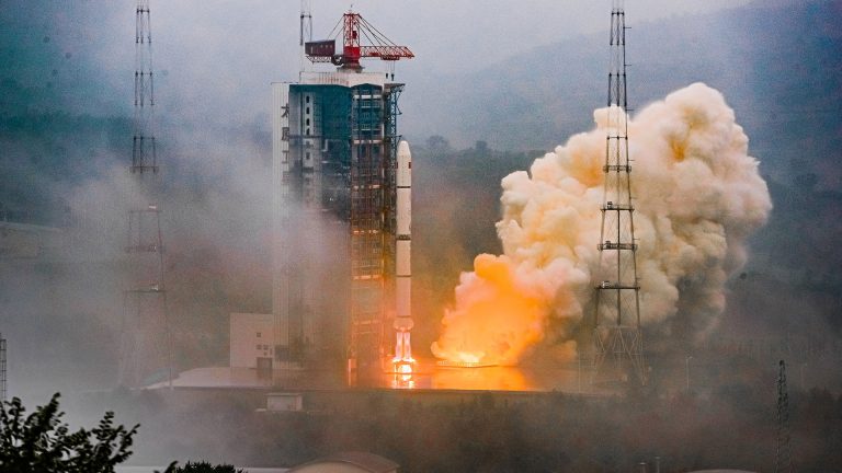 Un Long March 2C al decollo con a bordo 2 satelliti Siwei Gaojing 2