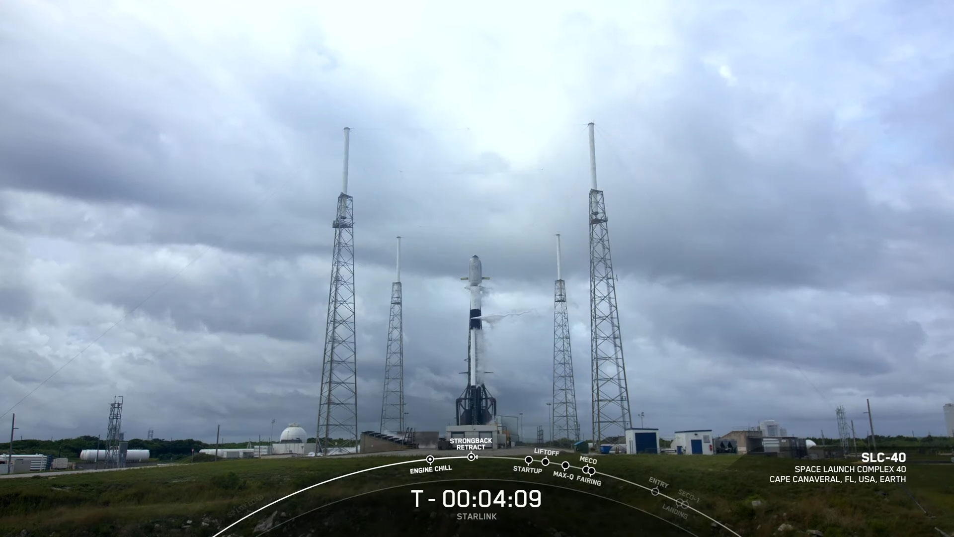 Un Falcon9 sulla rampa di lancio in attesa di partire per la missione Starlink Group 4-22