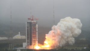 Un Long March 2D al decollo con a bordo il satellite Beijing-3B