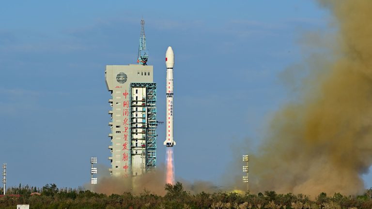 Un Long March 4C al decollo con a bordo il satellite Yaogan 33-02