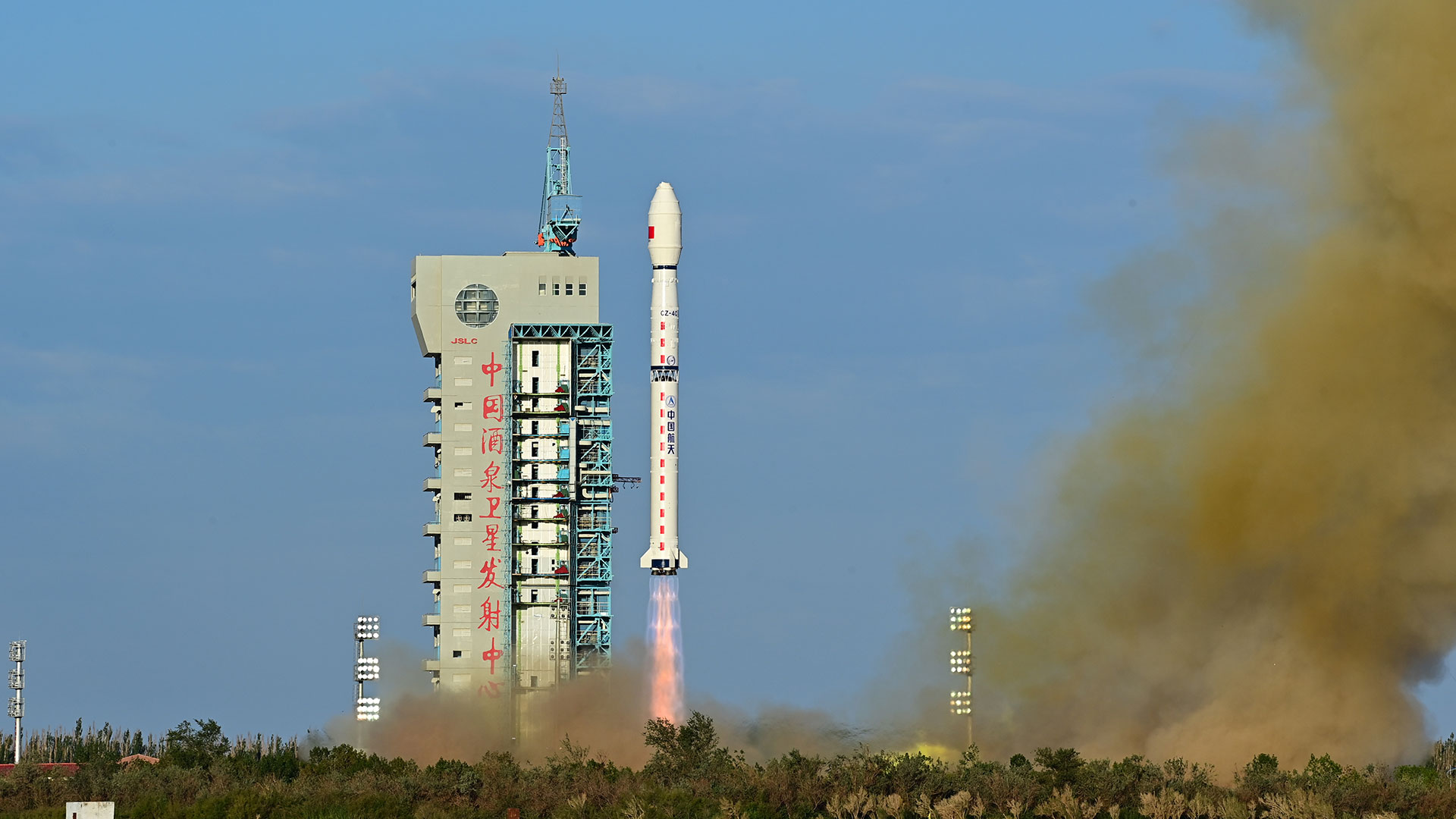 Un Long March 4C al decollo con a bordo il satellite Yaogan 33-02