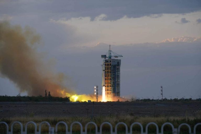Decollo di un Long March 2C con a bordo il satellite Yunhai-1 03