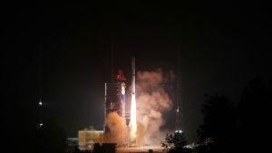 Un Long March 2D al decollo con a bordo 3 satelliti Yaogan 36