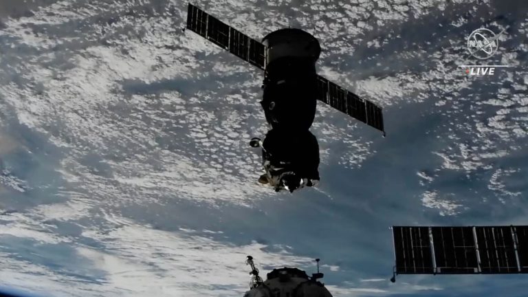 La Soyuz MS-21 lascia la Stazione Spaziale Internazionale