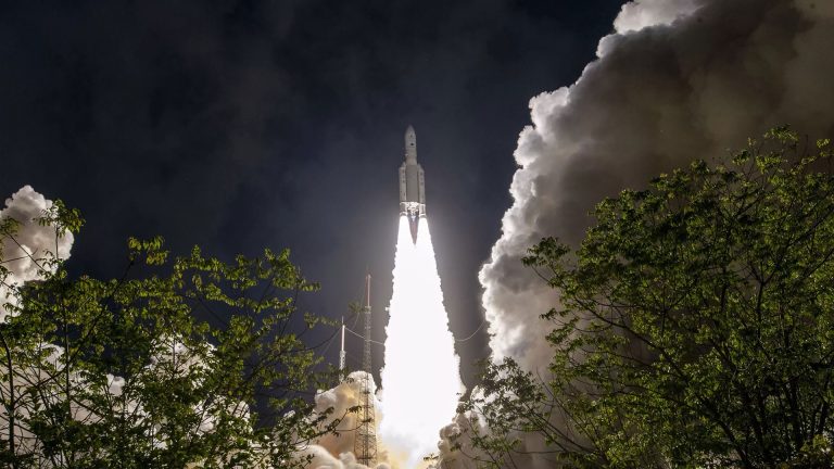 L'Ariane 5 al decollo per la missione VA258