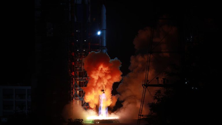 Un Long March 2D al decollo con a bordo 3 satelliti Yaogan 36-02