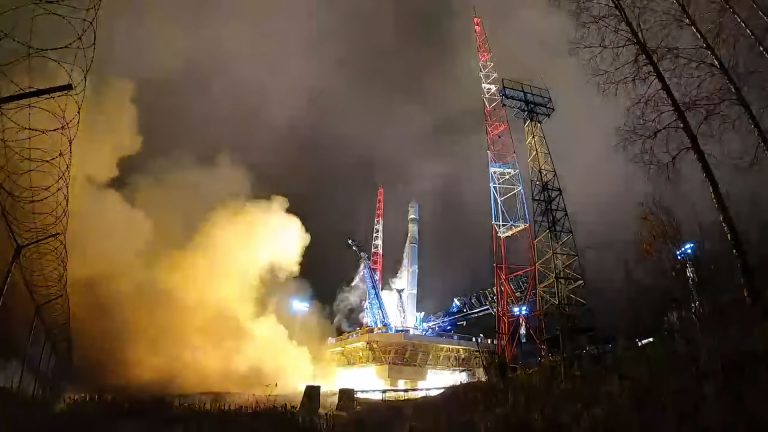 Un Soyuz 2.1v al decollo con a bordo i satelliti MKA №1 e №2