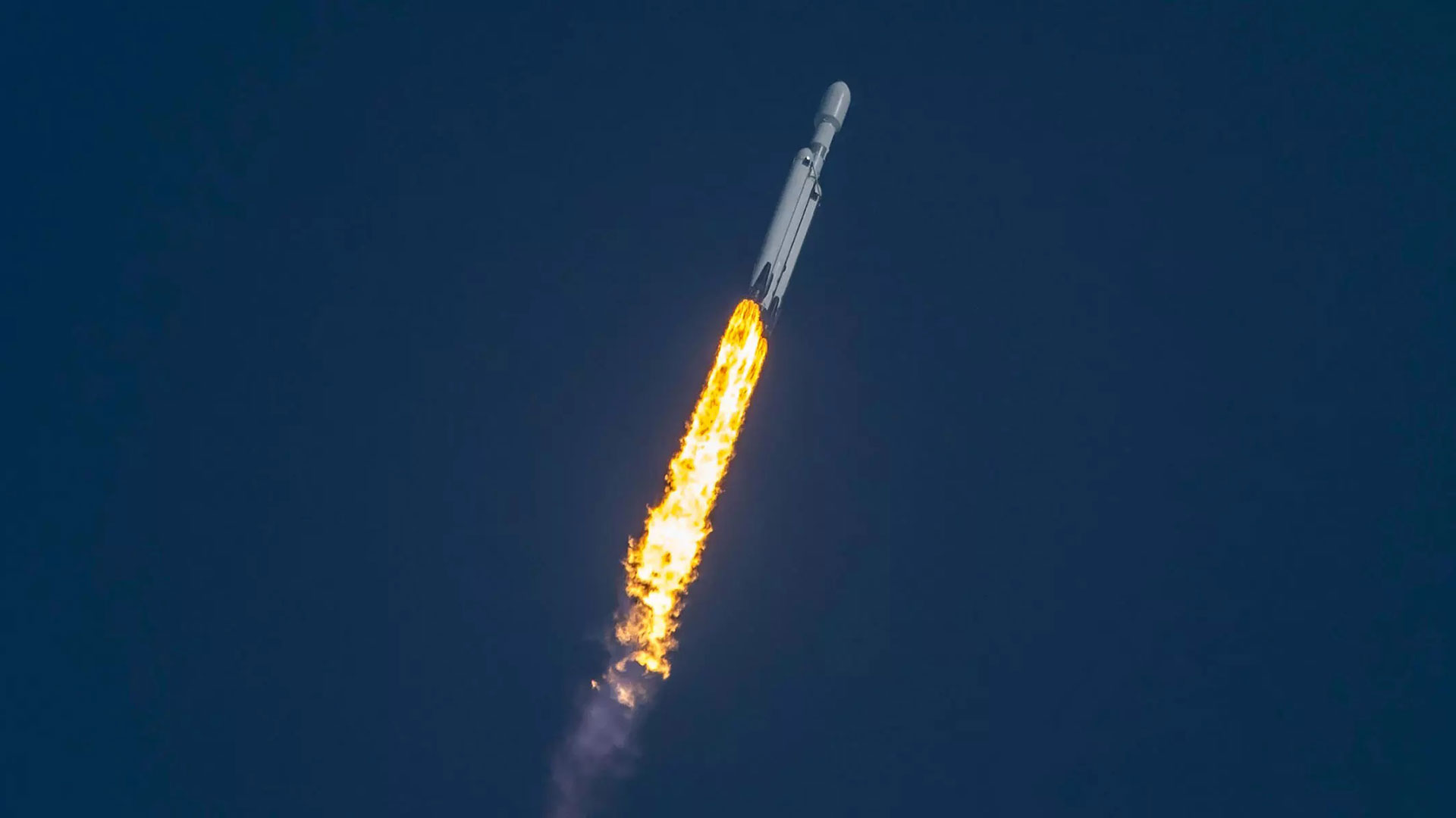 Un Falcon Heavy al decollo per la missione USSF-44