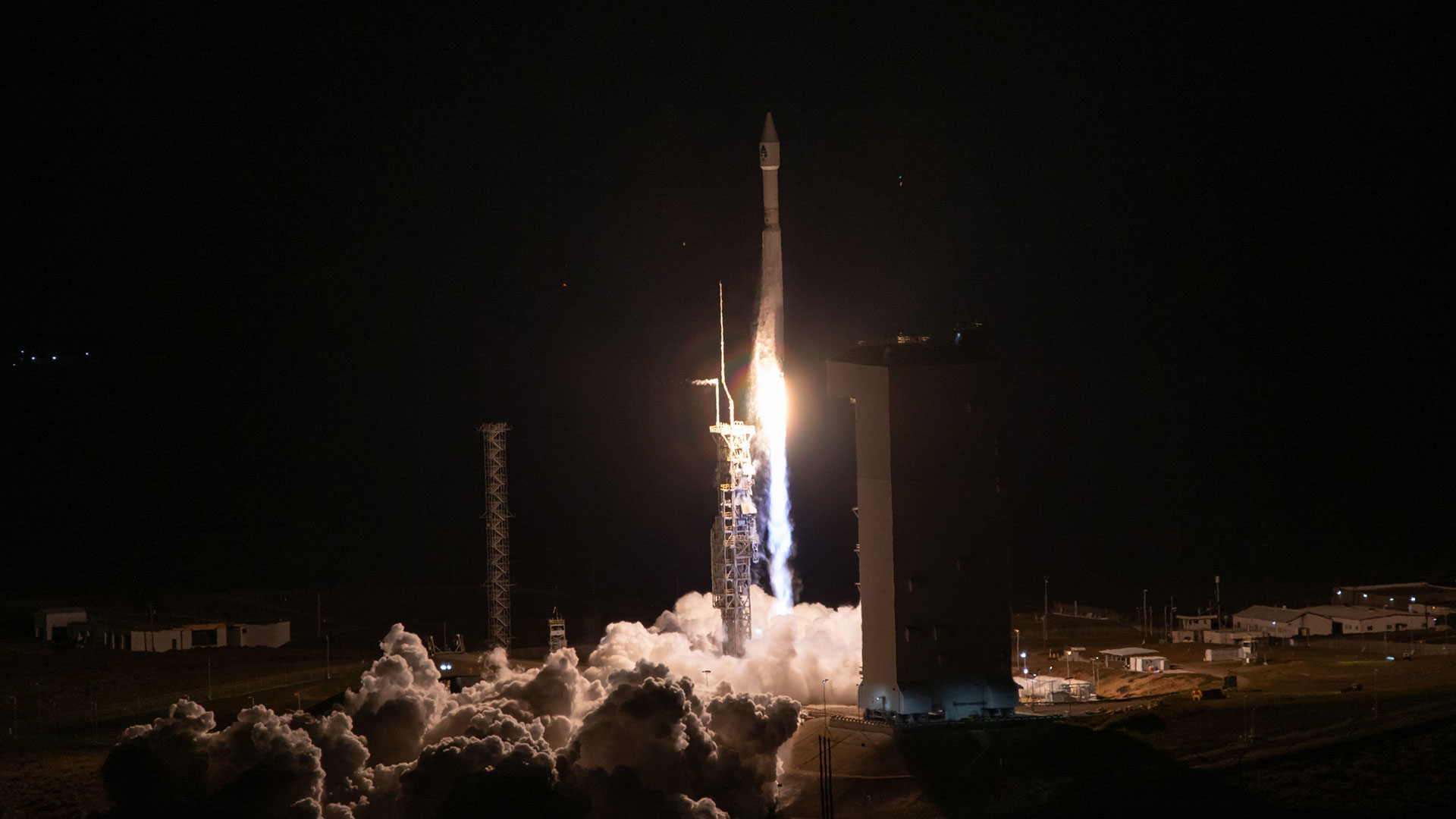 Un Atlas V al decollo con a bordo il satellite JPSS-2