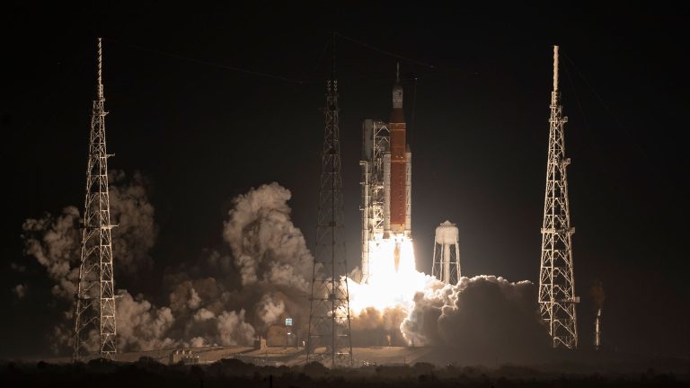 Lo Space Launch System al decollo della missione Artemis I