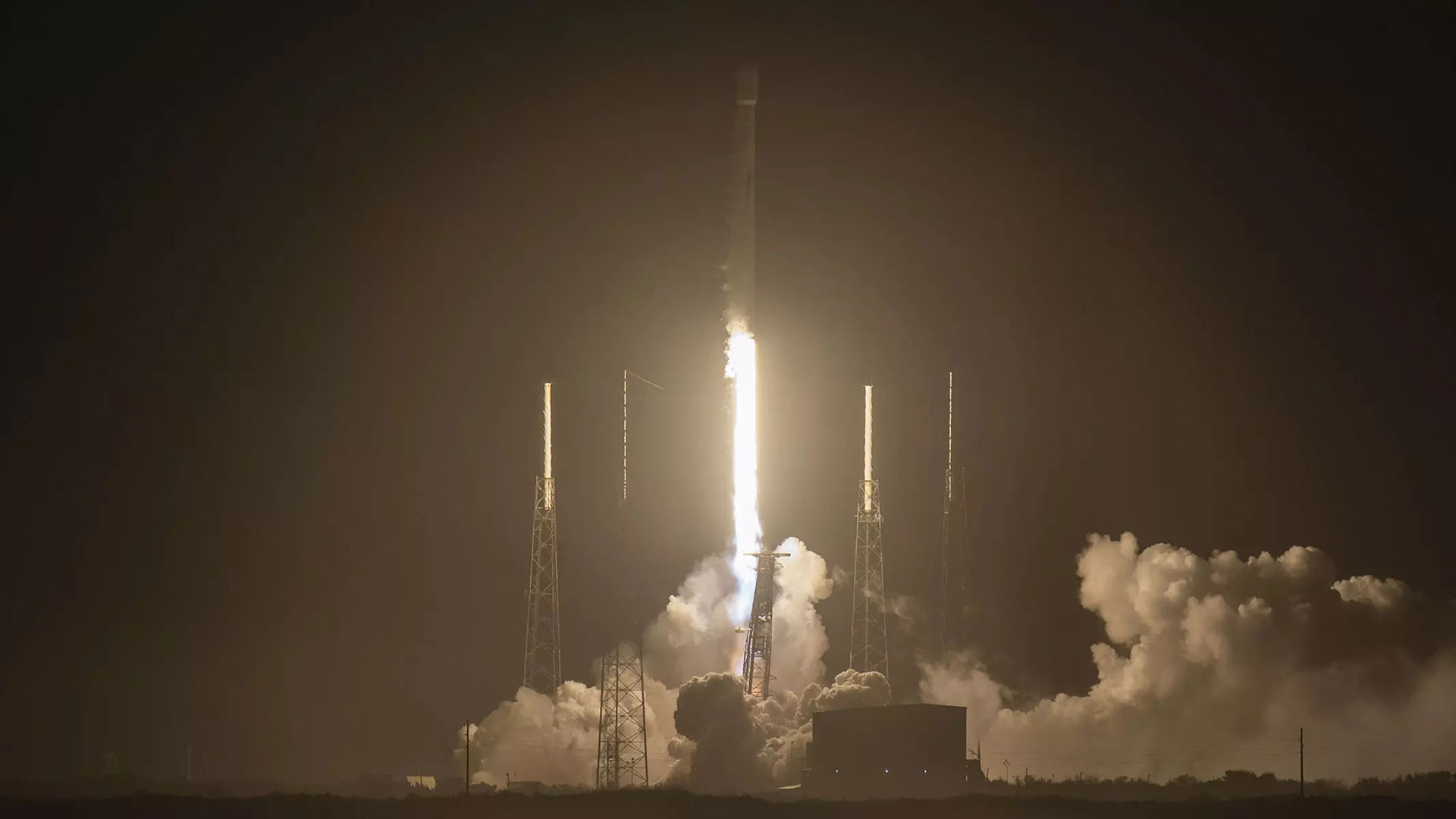 Un Falcon9 al decollo con a bordo il satellite Eutelsat 10B