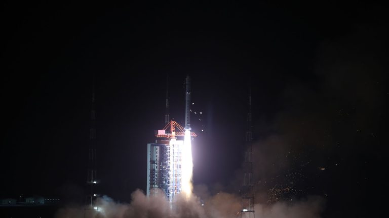 Un Long March 2D al decollo con il satellite Gaofen 5-01A a bordo